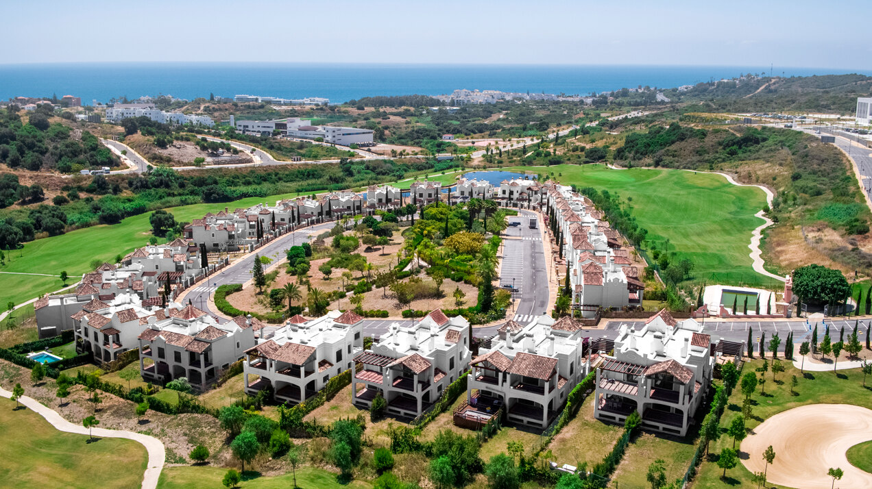 Estepona Villas For Sale next To Golf. Azata Golf Villas is a complex composed of 45 detached and semi-detached villas in a unique location, surrounded by lakes and greens in the middle of Azata Golf course.