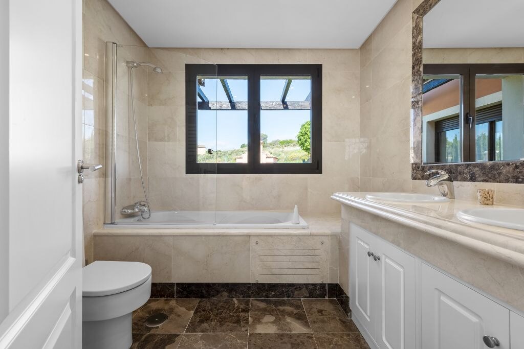 Estepona Villas For Sale next To Golf. Azata Golf Villas is a complex composed of 45 detached and semi-detached villas in a unique location, surrounded by lakes and greens in the middle of Azata Golf course.