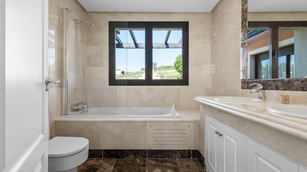Estepona Villas For Sale next To Golf. Azata Golf Villas is a complex composed of 45 detached and semi-detached villas in a unique location, surrounded by lakes and greens in the middle of Azata Golf course.