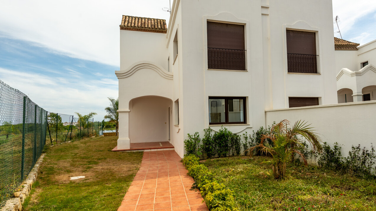 Estepona Villas For Sale next To Golf. Azata Golf Villas is a complex composed of 45 detached and semi-detached villas in a unique location, surrounded by lakes and greens in the middle of Azata Golf course.