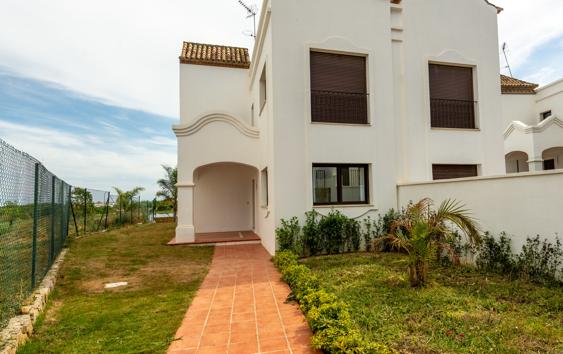 Estepona Villas For Sale next To Golf. Azata Golf Villas is a complex composed of 45 detached and semi-detached villas in a unique location, surrounded by lakes and greens in the middle of Azata Golf course.