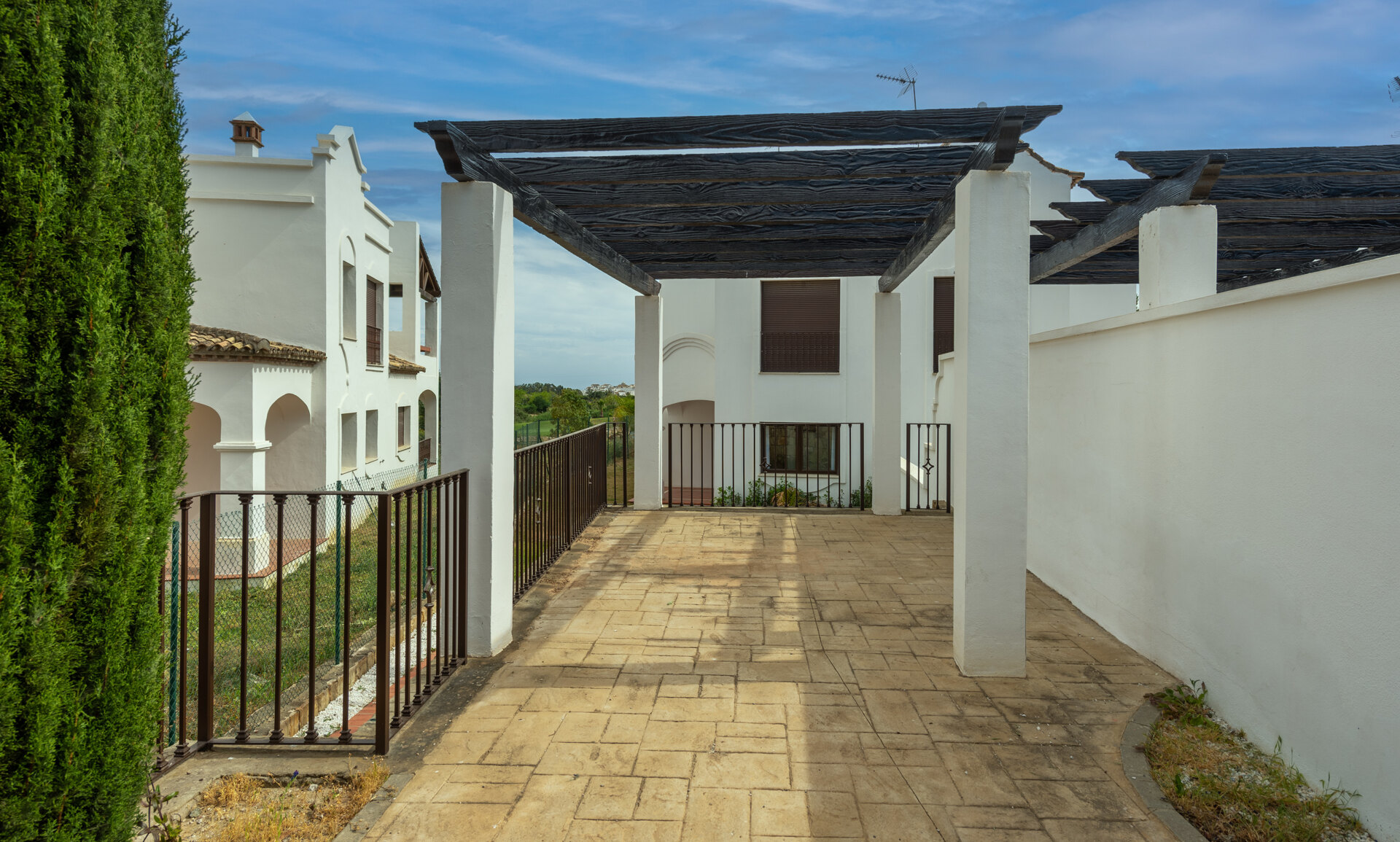 Estepona Villas For Sale next To Golf. Azata Golf Villas is a complex composed of 45 detached and semi-detached villas in a unique location, surrounded by lakes and greens in the middle of Azata Golf course.