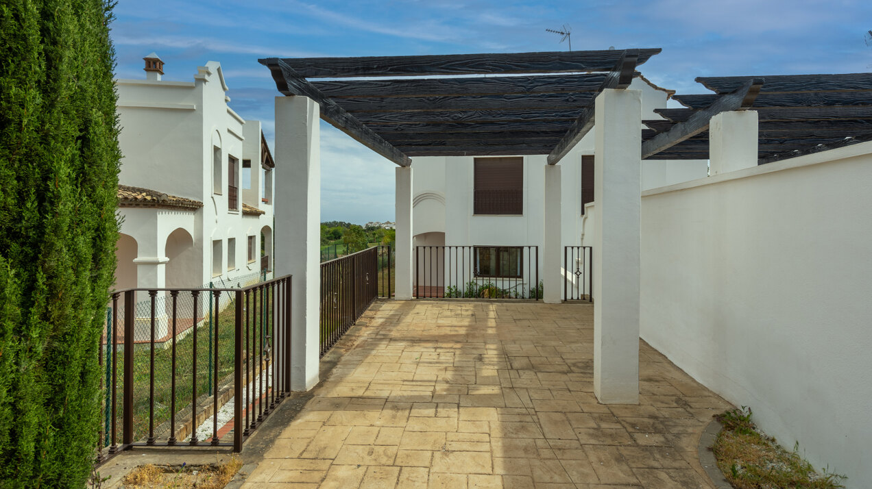 Estepona Villas For Sale next To Golf. Azata Golf Villas is a complex composed of 45 detached and semi-detached villas in a unique location, surrounded by lakes and greens in the middle of Azata Golf course.