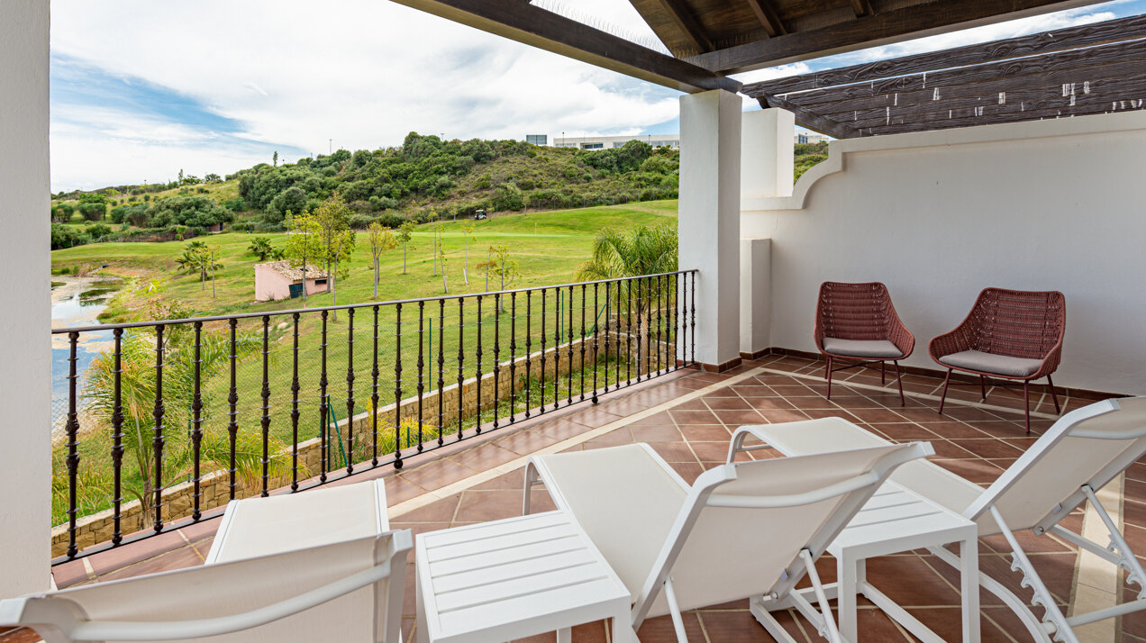 Estepona Villas For Sale next To Golf. Azata Golf Villas is a complex composed of 45 detached and semi-detached villas in a unique location, surrounded by lakes and greens in the middle of Azata Golf course.