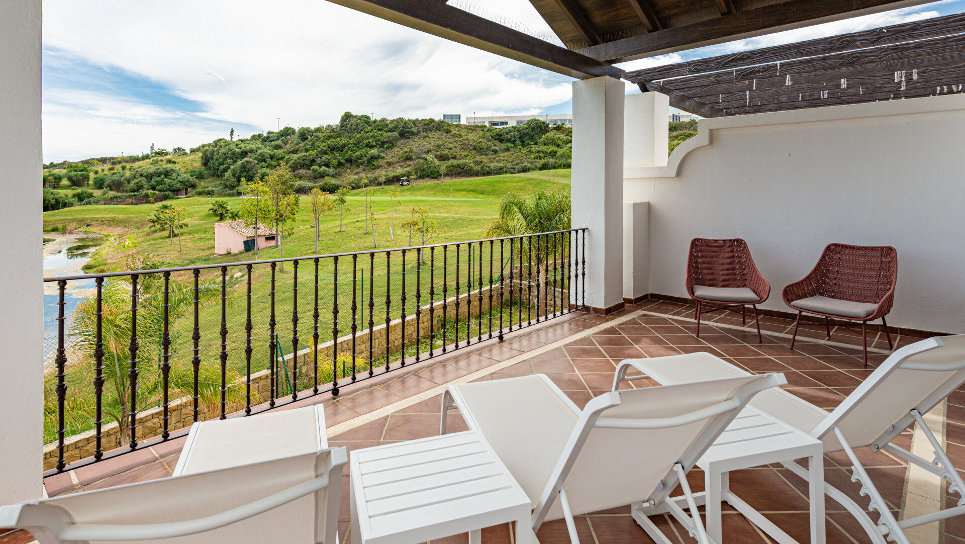 Estepona Villas For Sale next To Golf. Azata Golf Villas is a complex composed of 45 detached and semi-detached villas in a unique location, surrounded by lakes and greens in the middle of Azata Golf course.