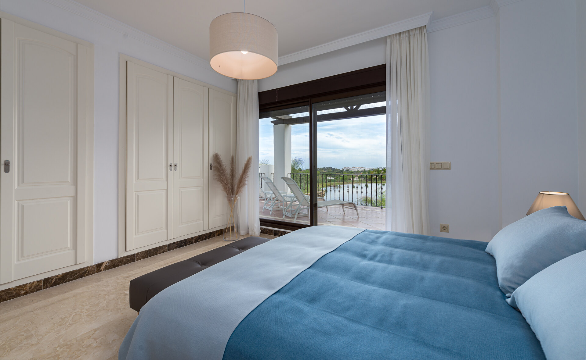 Estepona Villas For Sale next To Golf. Azata Golf Villas is a complex composed of 45 detached and semi-detached villas in a unique location, surrounded by lakes and greens in the middle of Azata Golf course.
