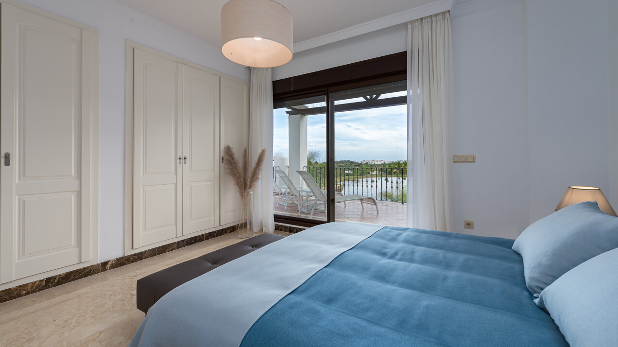 Estepona Villas For Sale next To Golf. Azata Golf Villas is a complex composed of 45 detached and semi-detached villas in a unique location, surrounded by lakes and greens in the middle of Azata Golf course.