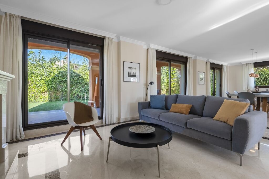 Estepona Villas For Sale next To Golf. Azata Golf Villas is a complex composed of 45 detached and semi-detached villas in a unique location, surrounded by lakes and greens in the middle of Azata Golf course.