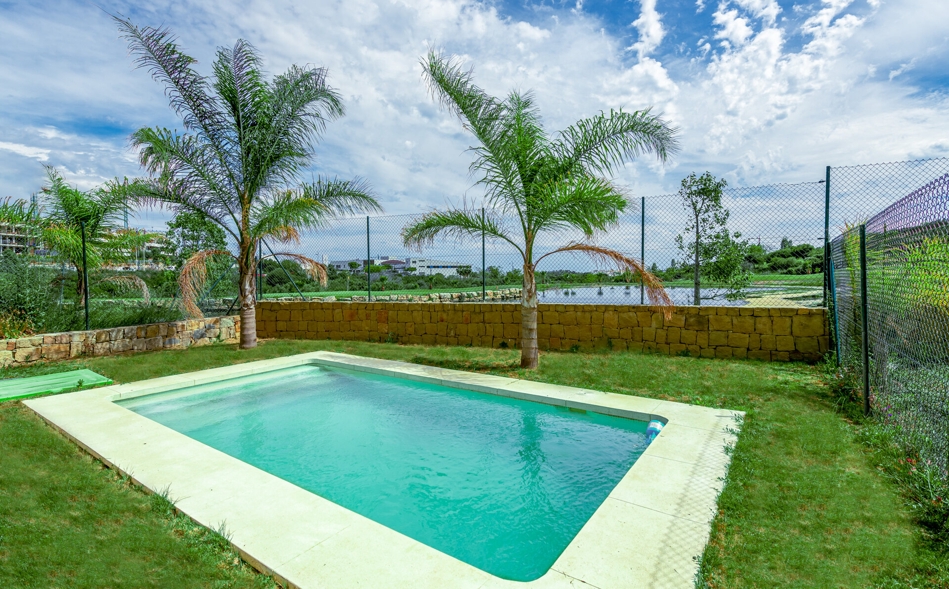 Estepona Villas For Sale next To Golf. Azata Golf Villas is a complex composed of 45 detached and semi-detached villas in a unique location, surrounded by lakes and greens in the middle of Azata Golf course.
