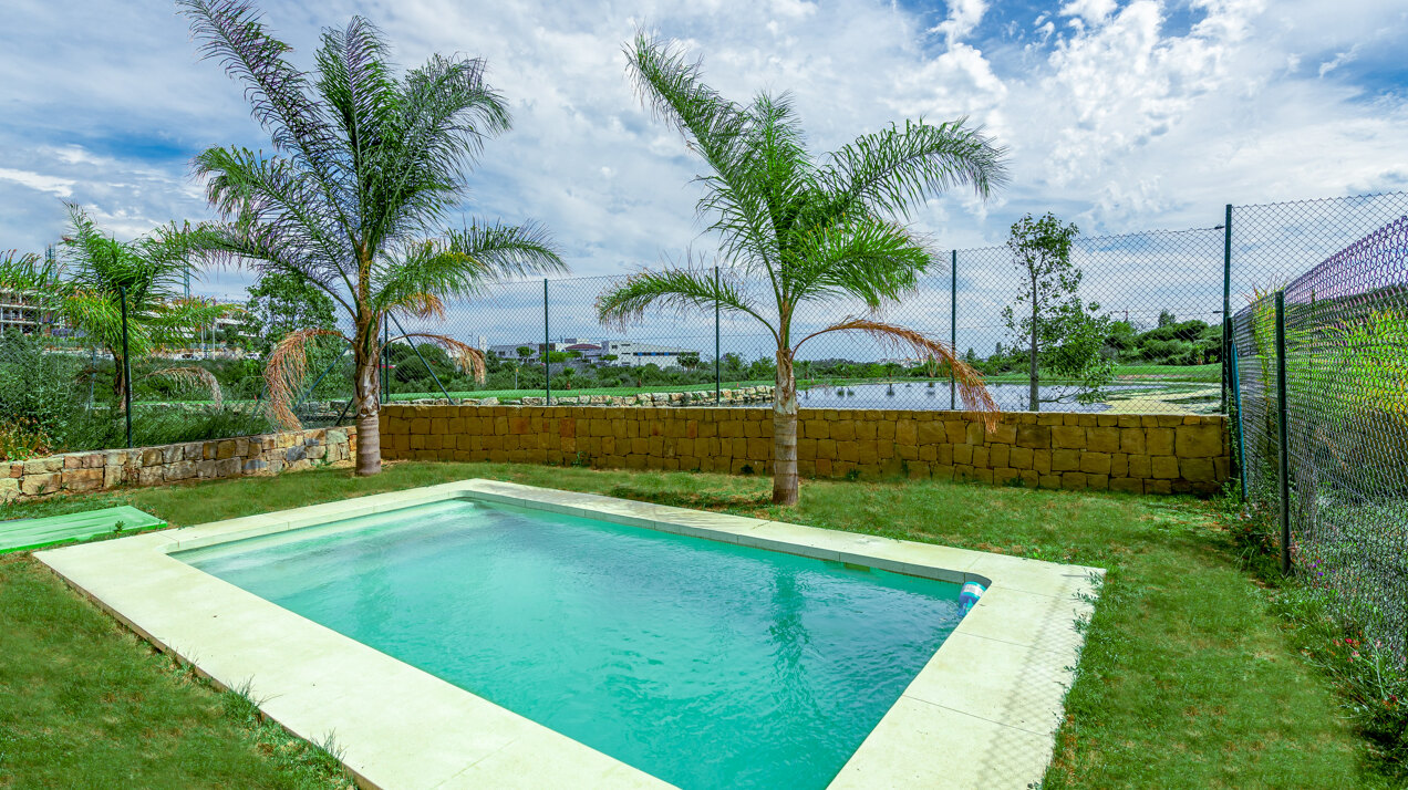 Estepona Villas For Sale next To Golf. Azata Golf Villas is a complex composed of 45 detached and semi-detached villas in a unique location, surrounded by lakes and greens in the middle of Azata Golf course.