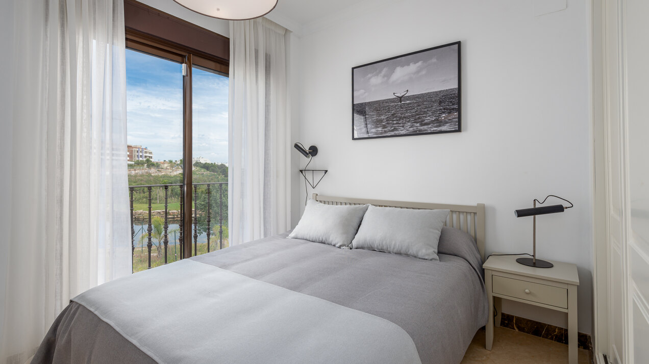 Estepona Villas For Sale next To Golf. Azata Golf Villas is a complex composed of 45 detached and semi-detached villas in a unique location, surrounded by lakes and greens in the middle of Azata Golf course.