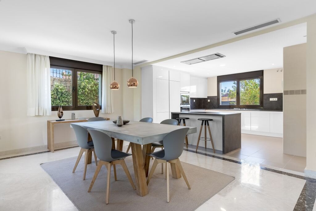 Estepona Villas For Sale next To Golf. Azata Golf Villas is a complex composed of 45 detached and semi-detached villas in a unique location, surrounded by lakes and greens in the middle of Azata Golf course.