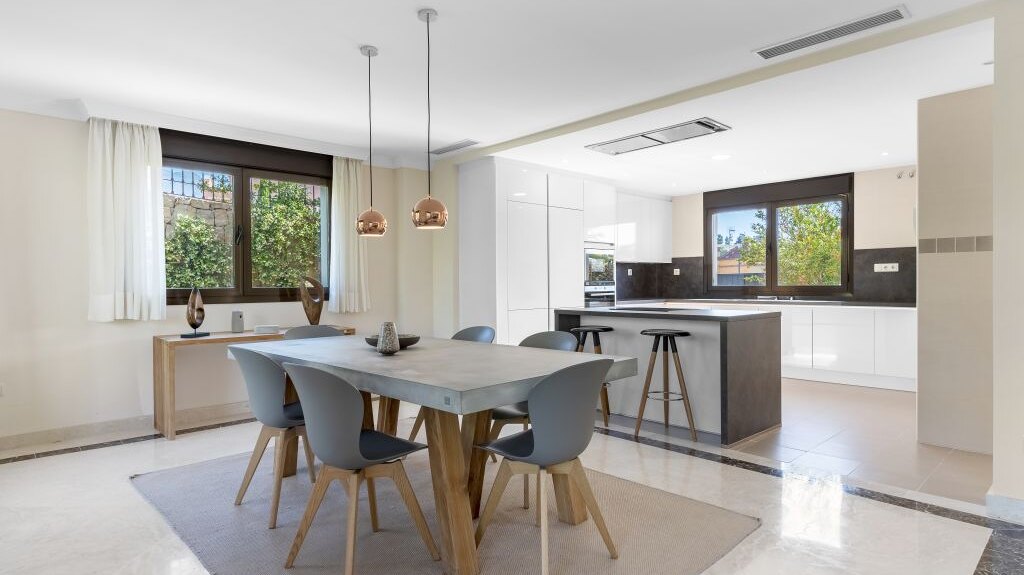 Estepona Villas For Sale next To Golf. Azata Golf Villas is a complex composed of 45 detached and semi-detached villas in a unique location, surrounded by lakes and greens in the middle of Azata Golf course.