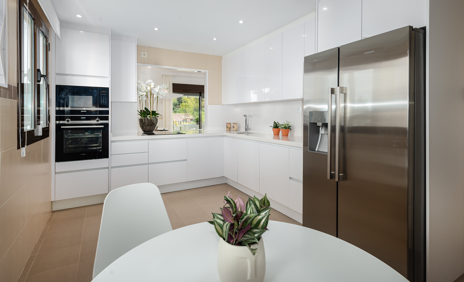 Estepona Villas For Sale next To Golf. Azata Golf Villas is a complex composed of 45 detached and semi-detached villas in a unique location, surrounded by lakes and greens in the middle of Azata Golf course.