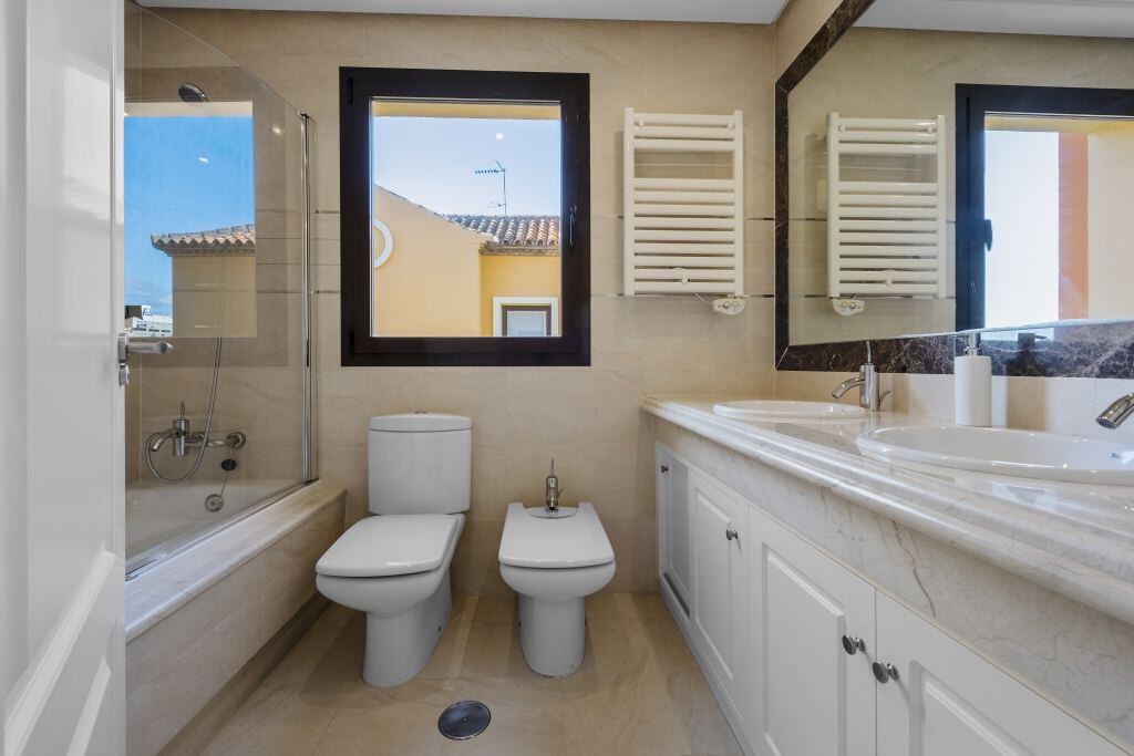 Estepona Villas For Sale next To Golf. Azata Golf Villas is a complex composed of 45 detached and semi-detached villas in a unique location, surrounded by lakes and greens in the middle of Azata Golf course.