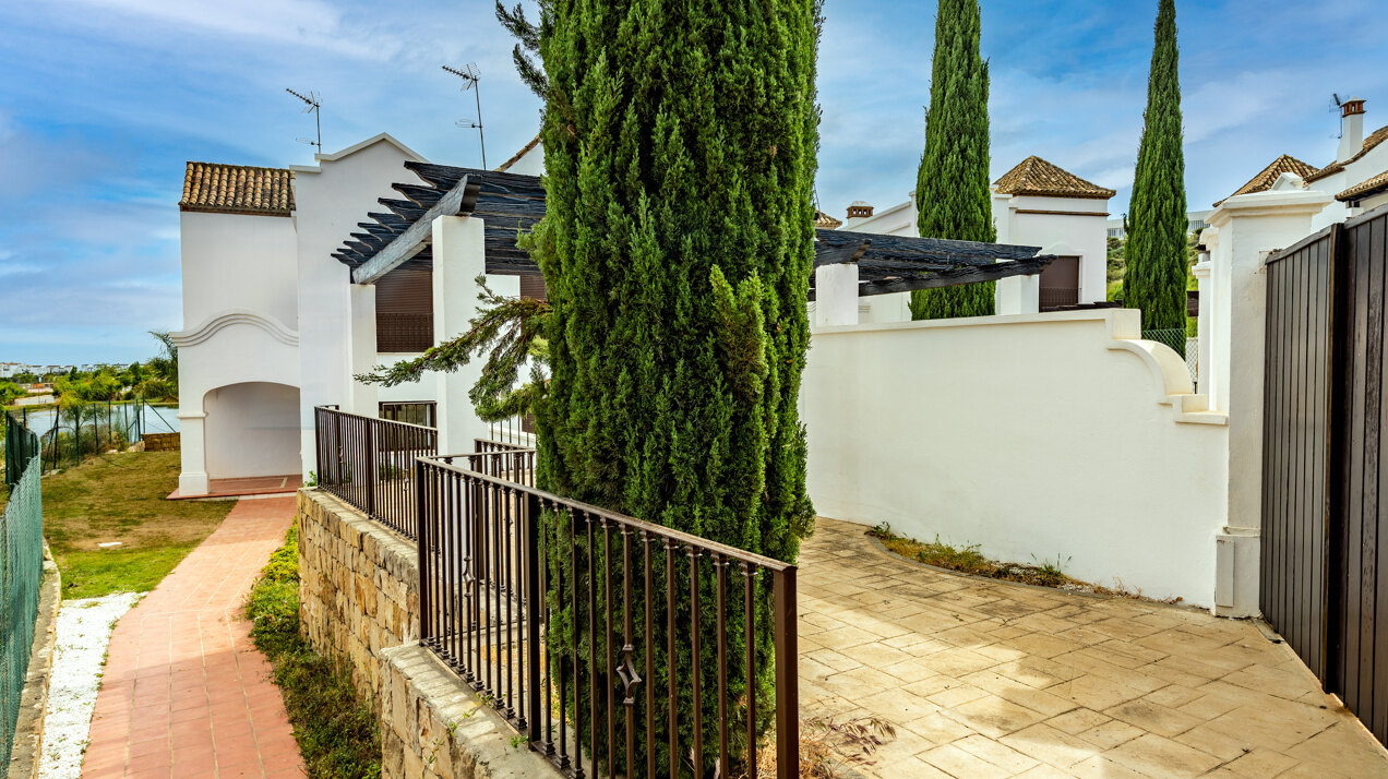 Estepona Villas For Sale next To Golf. Azata Golf Villas is a complex composed of 45 detached and semi-detached villas in a unique location, surrounded by lakes and greens in the middle of Azata Golf course.