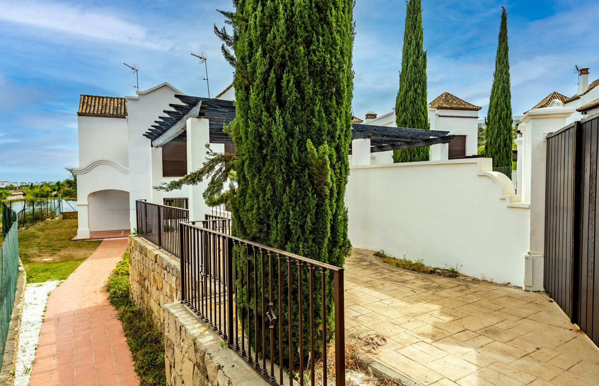 Estepona Villas For Sale next To Golf. Azata Golf Villas is a complex composed of 45 detached and semi-detached villas in a unique location, surrounded by lakes and greens in the middle of Azata Golf course.
