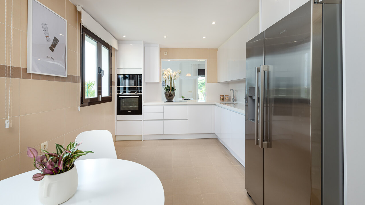 Estepona Villas For Sale next To Golf. Azata Golf Villas is a complex composed of 45 detached and semi-detached villas in a unique location, surrounded by lakes and greens in the middle of Azata Golf course.