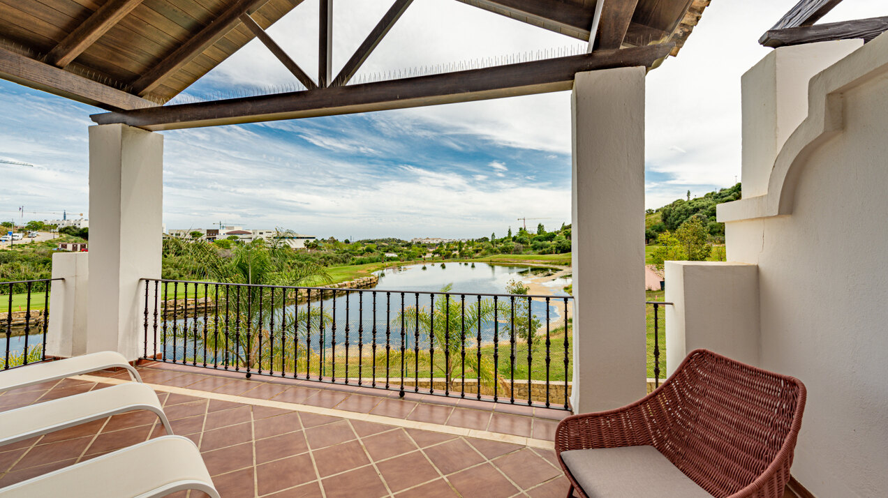 Estepona Villas For Sale next To Golf. Azata Golf Villas is a complex composed of 45 detached and semi-detached villas in a unique location, surrounded by lakes and greens in the middle of Azata Golf course.