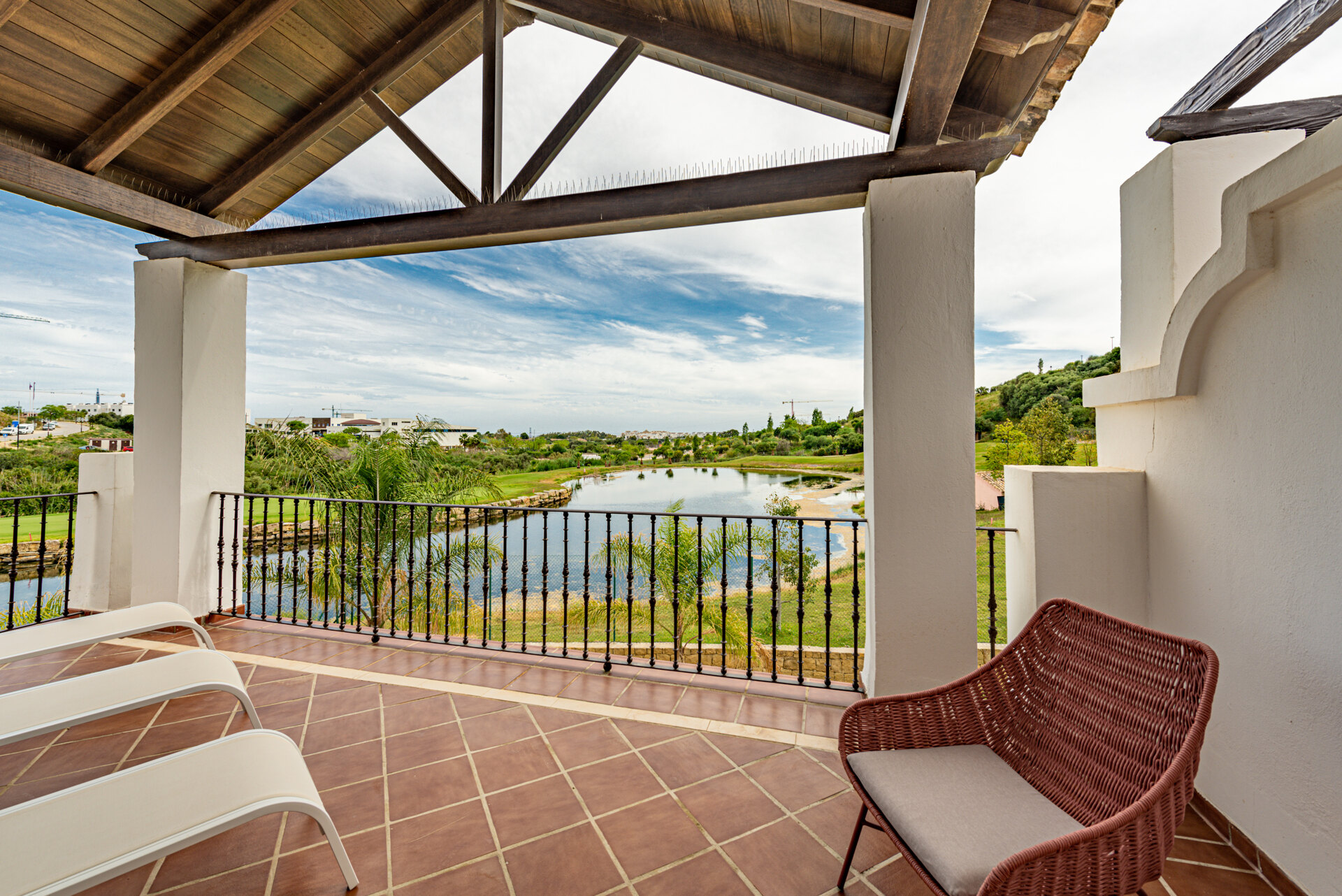 Estepona Villas For Sale next To Golf. Azata Golf Villas is a complex composed of 45 detached and semi-detached villas in a unique location, surrounded by lakes and greens in the middle of Azata Golf course.
