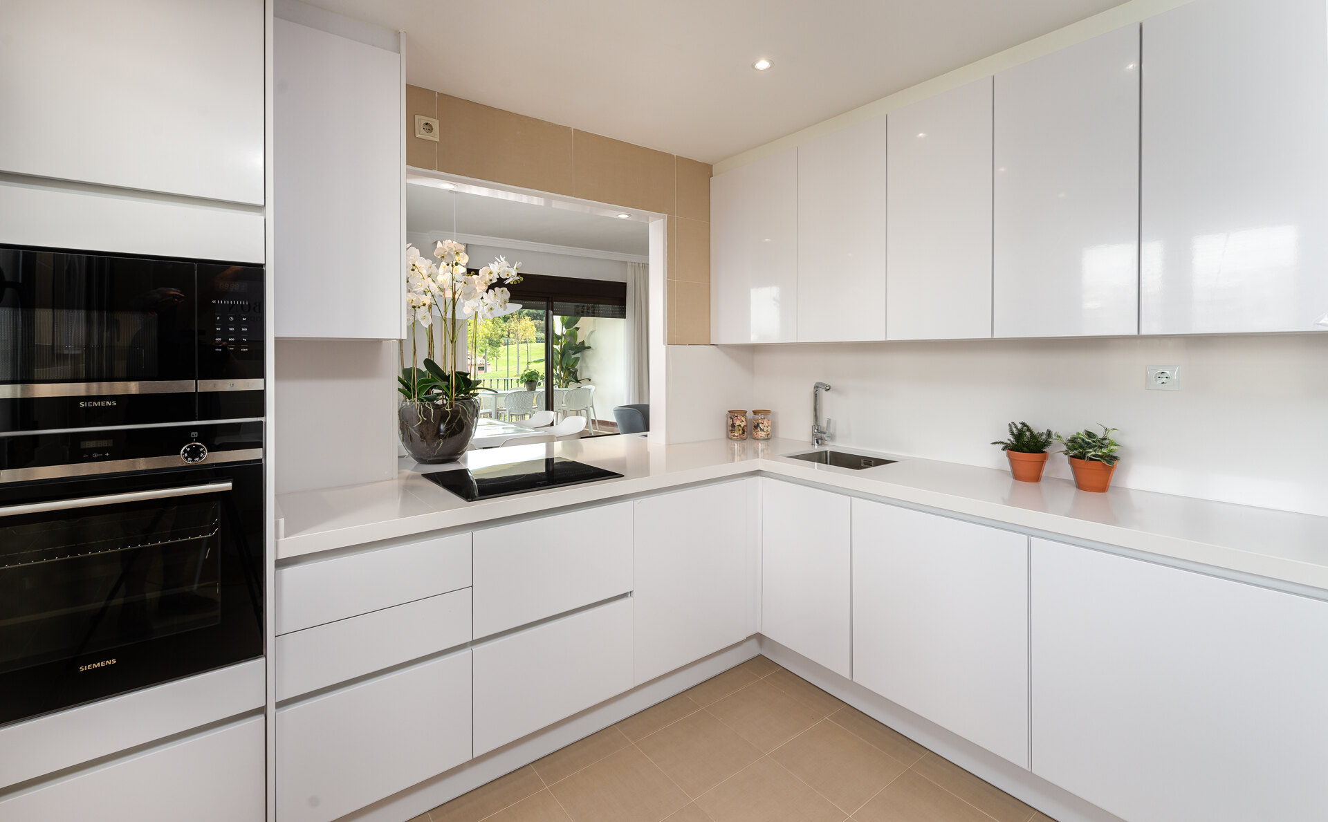 Estepona Villas For Sale next To Golf. Azata Golf Villas is a complex composed of 45 detached and semi-detached villas in a unique location, surrounded by lakes and greens in the middle of Azata Golf course.