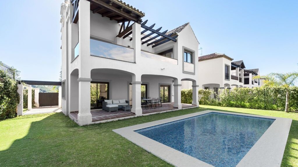 Estepona Villas For Sale next To Golf. Azata Golf Villas is a complex composed of 45 detached and semi-detached villas in a unique location, surrounded by lakes and greens in the middle of Azata Golf course.