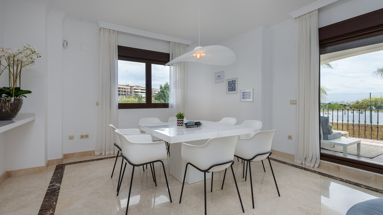 Estepona Villas For Sale next To Golf. Azata Golf Villas is a complex composed of 45 detached and semi-detached villas in a unique location, surrounded by lakes and greens in the middle of Azata Golf course.