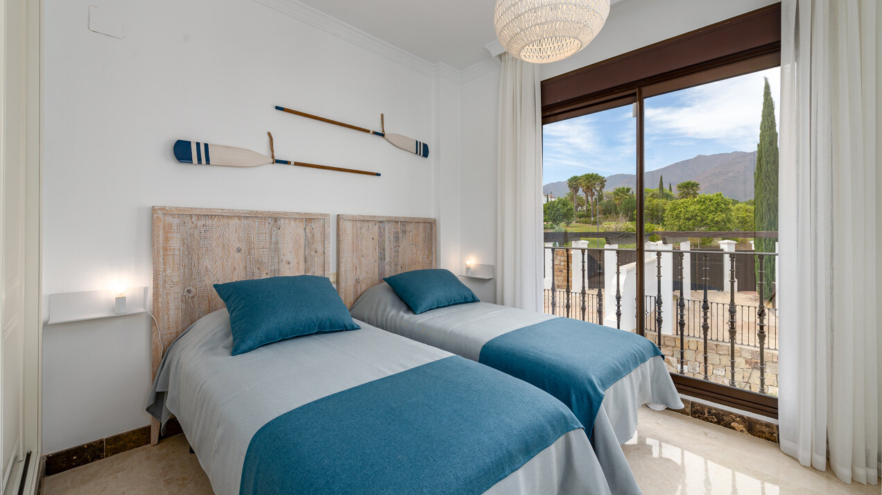 Estepona Villas For Sale next To Golf. Azata Golf Villas is a complex composed of 45 detached and semi-detached villas in a unique location, surrounded by lakes and greens in the middle of Azata Golf course.