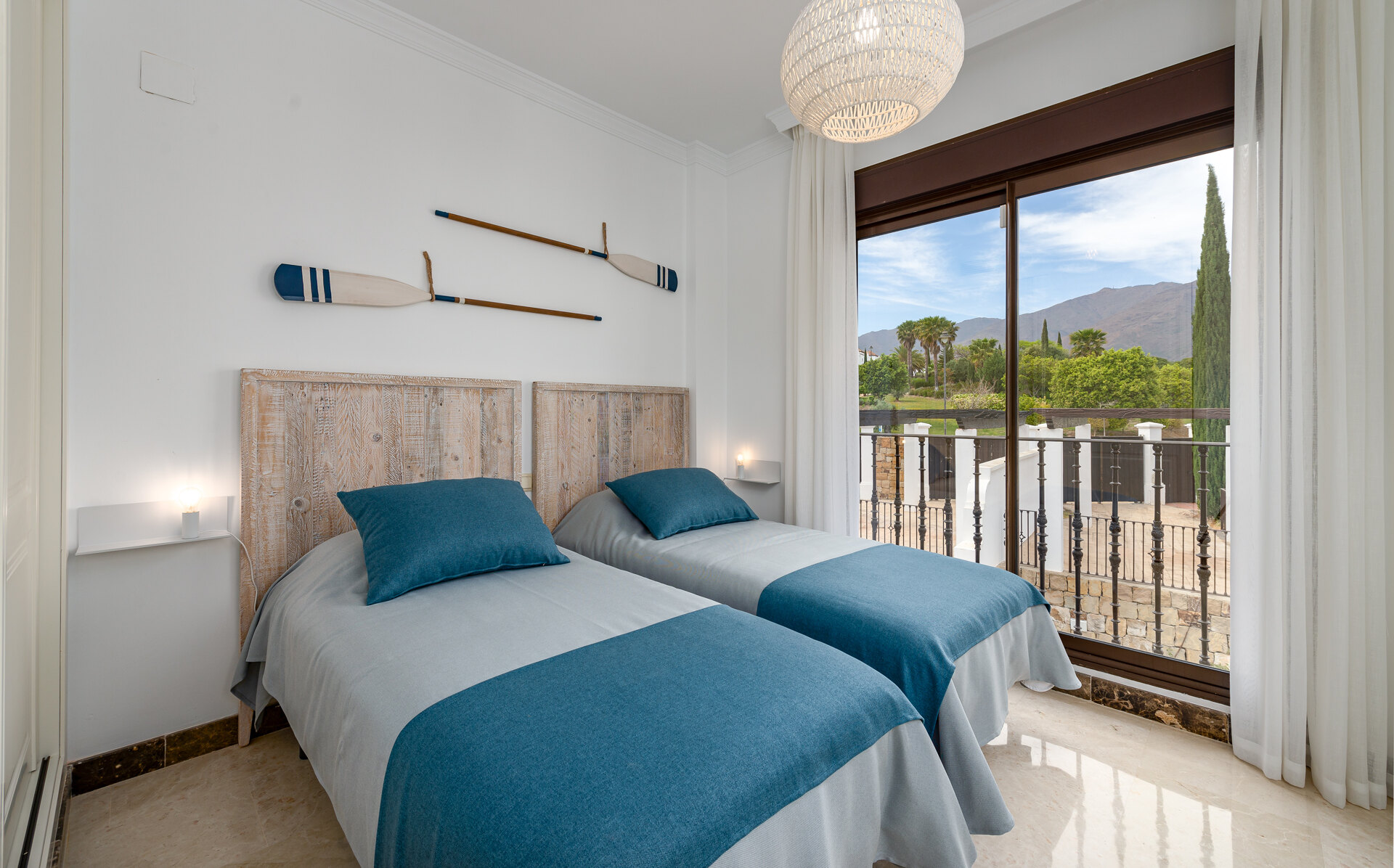 Estepona Villas For Sale next To Golf. Azata Golf Villas is a complex composed of 45 detached and semi-detached villas in a unique location, surrounded by lakes and greens in the middle of Azata Golf course.