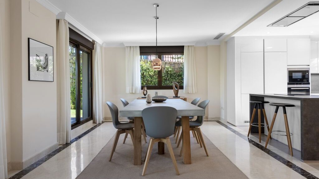 Estepona Villas For Sale next To Golf. Azata Golf Villas is a complex composed of 45 detached and semi-detached villas in a unique location, surrounded by lakes and greens in the middle of Azata Golf course.