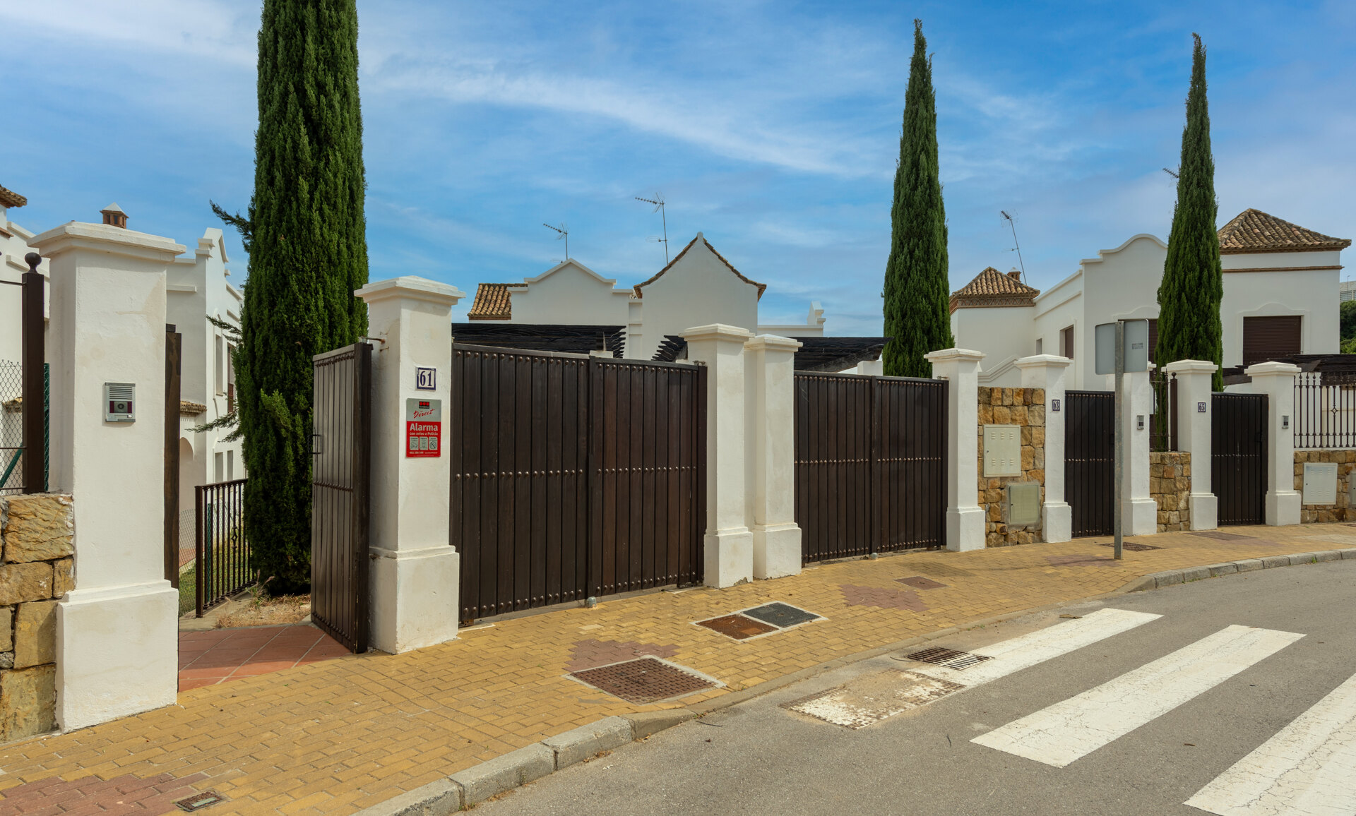 Estepona Villas For Sale next To Golf. Azata Golf Villas is a complex composed of 45 detached and semi-detached villas in a unique location, surrounded by lakes and greens in the middle of Azata Golf course.