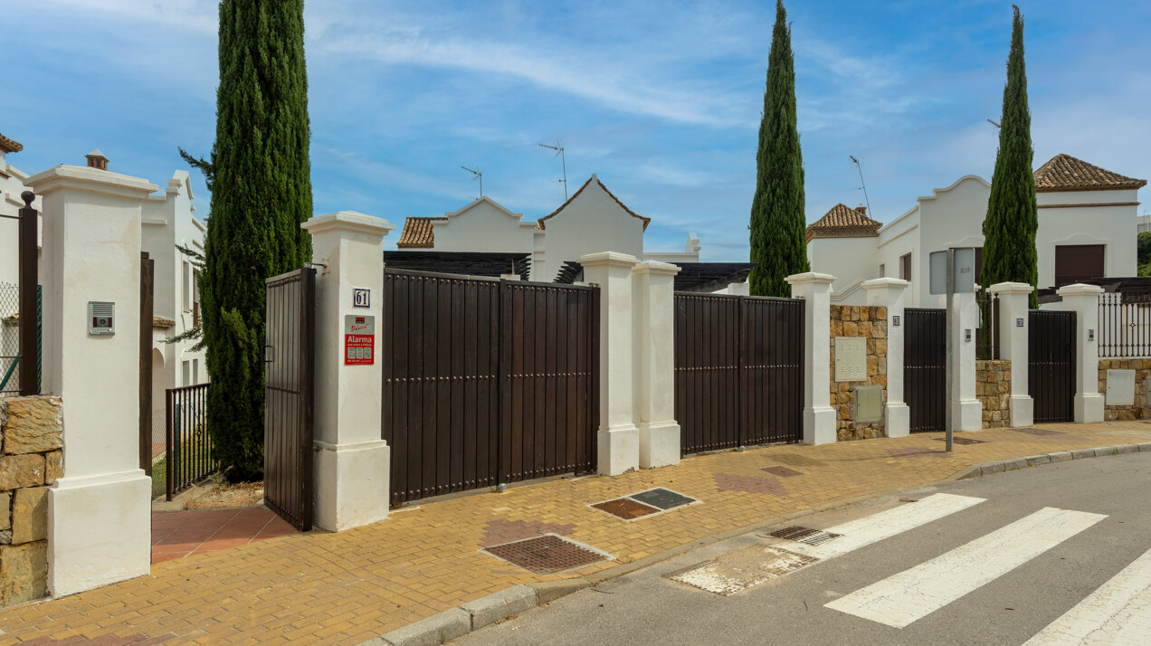 Estepona Villas For Sale next To Golf. Azata Golf Villas is a complex composed of 45 detached and semi-detached villas in a unique location, surrounded by lakes and greens in the middle of Azata Golf course.