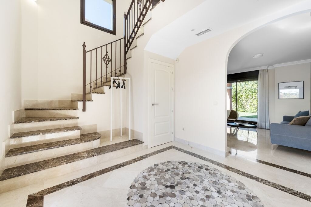 Estepona Villas For Sale next To Golf. Azata Golf Villas is a complex composed of 45 detached and semi-detached villas in a unique location, surrounded by lakes and greens in the middle of Azata Golf course.
