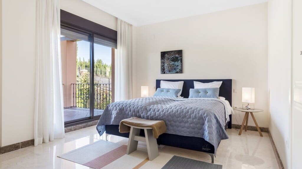 Estepona Villas For Sale next To Golf. Azata Golf Villas is a complex composed of 45 detached and semi-detached villas in a unique location, surrounded by lakes and greens in the middle of Azata Golf course.
