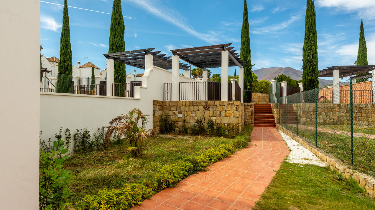 Estepona Villas For Sale next To Golf. Azata Golf Villas is a complex composed of 45 detached and semi-detached villas in a unique location, surrounded by lakes and greens in the middle of Azata Golf course.