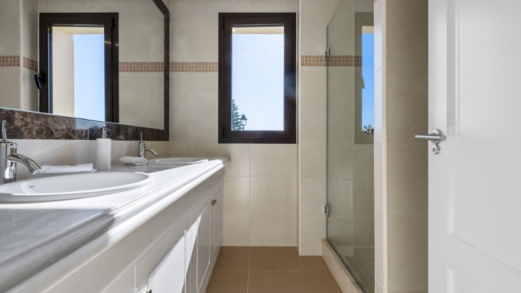 Estepona Villas For Sale next To Golf. Azata Golf Villas is a complex composed of 45 detached and semi-detached villas in a unique location, surrounded by lakes and greens in the middle of Azata Golf course.