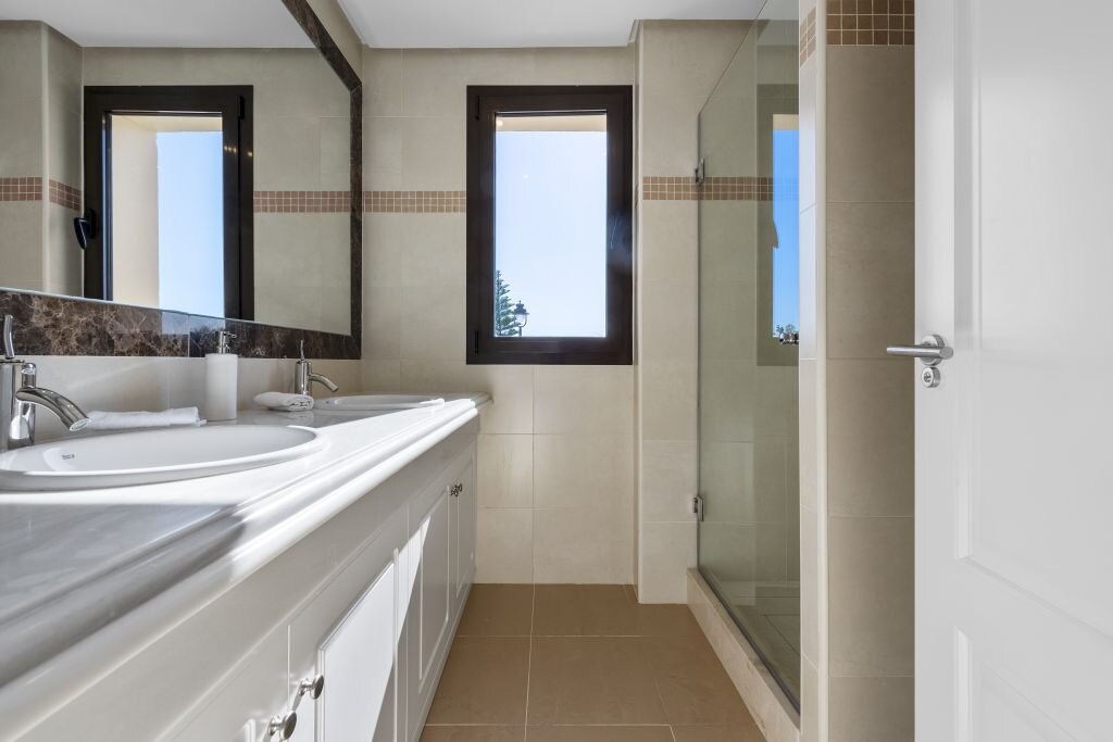 Estepona Villas For Sale next To Golf. Azata Golf Villas is a complex composed of 45 detached and semi-detached villas in a unique location, surrounded by lakes and greens in the middle of Azata Golf course.