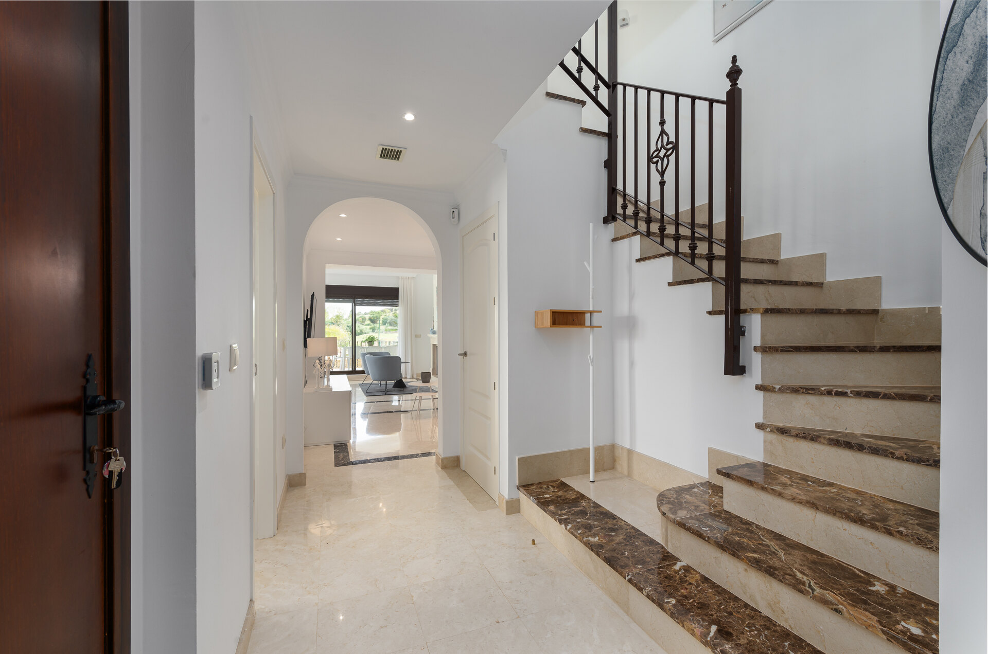 Estepona Villas For Sale next To Golf. Azata Golf Villas is a complex composed of 45 detached and semi-detached villas in a unique location, surrounded by lakes and greens in the middle of Azata Golf course.