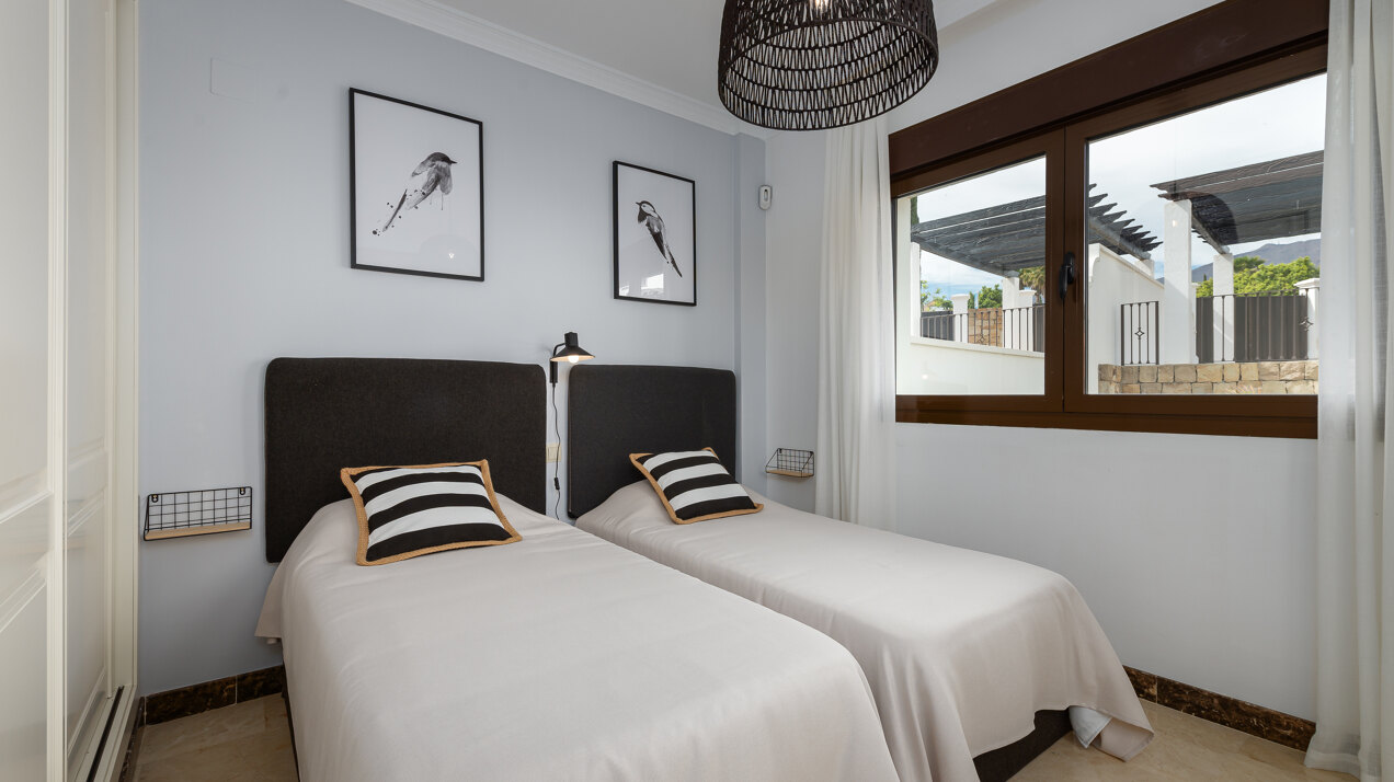 Estepona Villas For Sale next To Golf. Azata Golf Villas is a complex composed of 45 detached and semi-detached villas in a unique location, surrounded by lakes and greens in the middle of Azata Golf course.