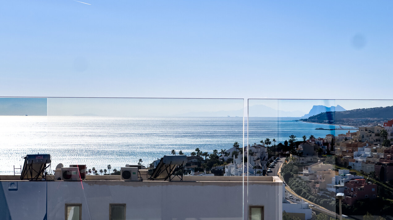Azata Delmare - Casares Costa - Apartments with spectacular sea views. Strategically located 250m from the beach, Azata Delmare is a complex of 74 apartments of 2 and 3 bedrooms.