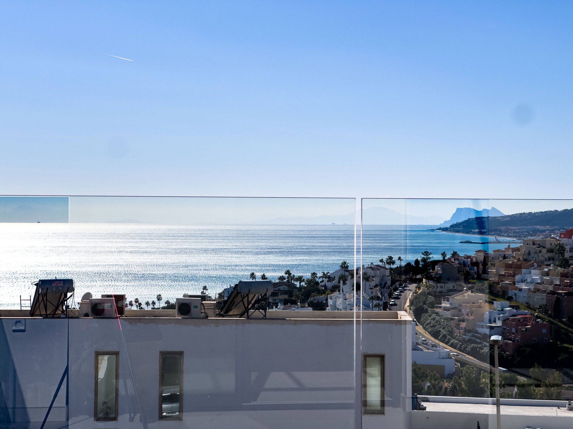 Azata Delmare - Casares Costa - Apartments with spectacular sea views. Strategically located 250m from the beach, Azata Delmare is a complex of 74 apartments of 2 and 3 bedrooms.