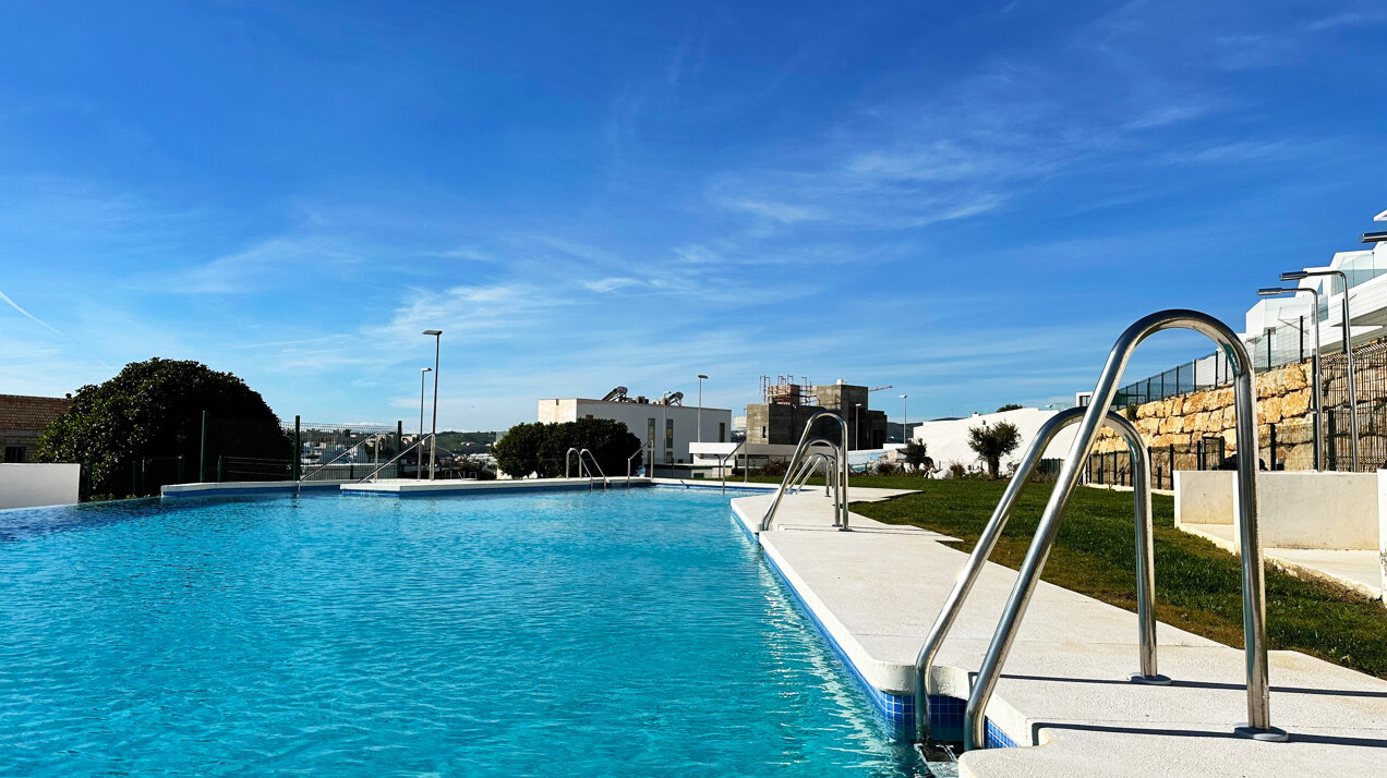 Azata Delmare - Casares Costa - Apartments with spectacular sea views. Strategically located 250m from the beach, Azata Delmare is a complex of 74 apartments of 2 and 3 bedrooms.