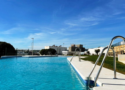 Azata Delmare - Casares Costa. Apartamentos con espectaculares vistas al mar y una ubicación estratégica a 250m de la playa, Azata Delmare es un conjunto de 75 viviendas de 1, 2 y 3 dormitorios.