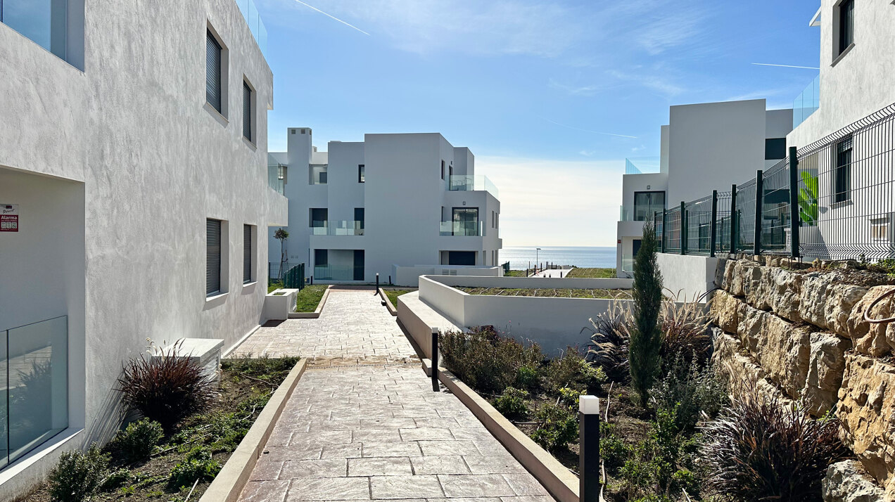 Azata Delmare - Casares Costa - Apartments with spectacular sea views. Strategically located 250m from the beach, Azata Delmare is a complex of 74 apartments of 2 and 3 bedrooms.
