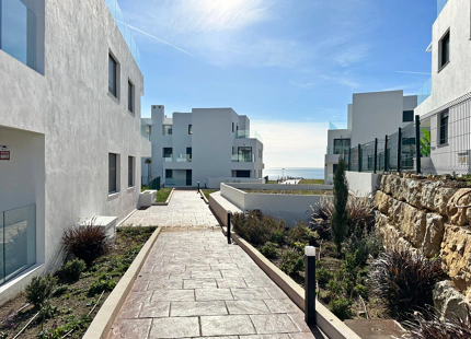 Azata Delmare - Casares Costa. Apartamentos con espectaculares vistas al mar y una ubicación estratégica a 250m de la playa, Azata Delmare es un conjunto de 75 viviendas de 1, 2 y 3 dormitorios.