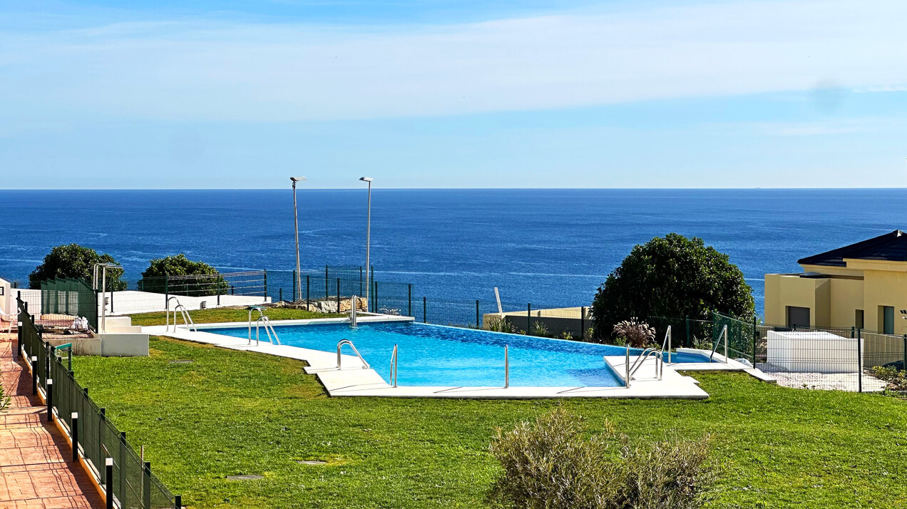 Azata Delmare - Casares Costa - Apartments with spectacular sea views. Strategically located 250m from the beach, Azata Delmare is a complex of 74 apartments of 2 and 3 bedrooms.