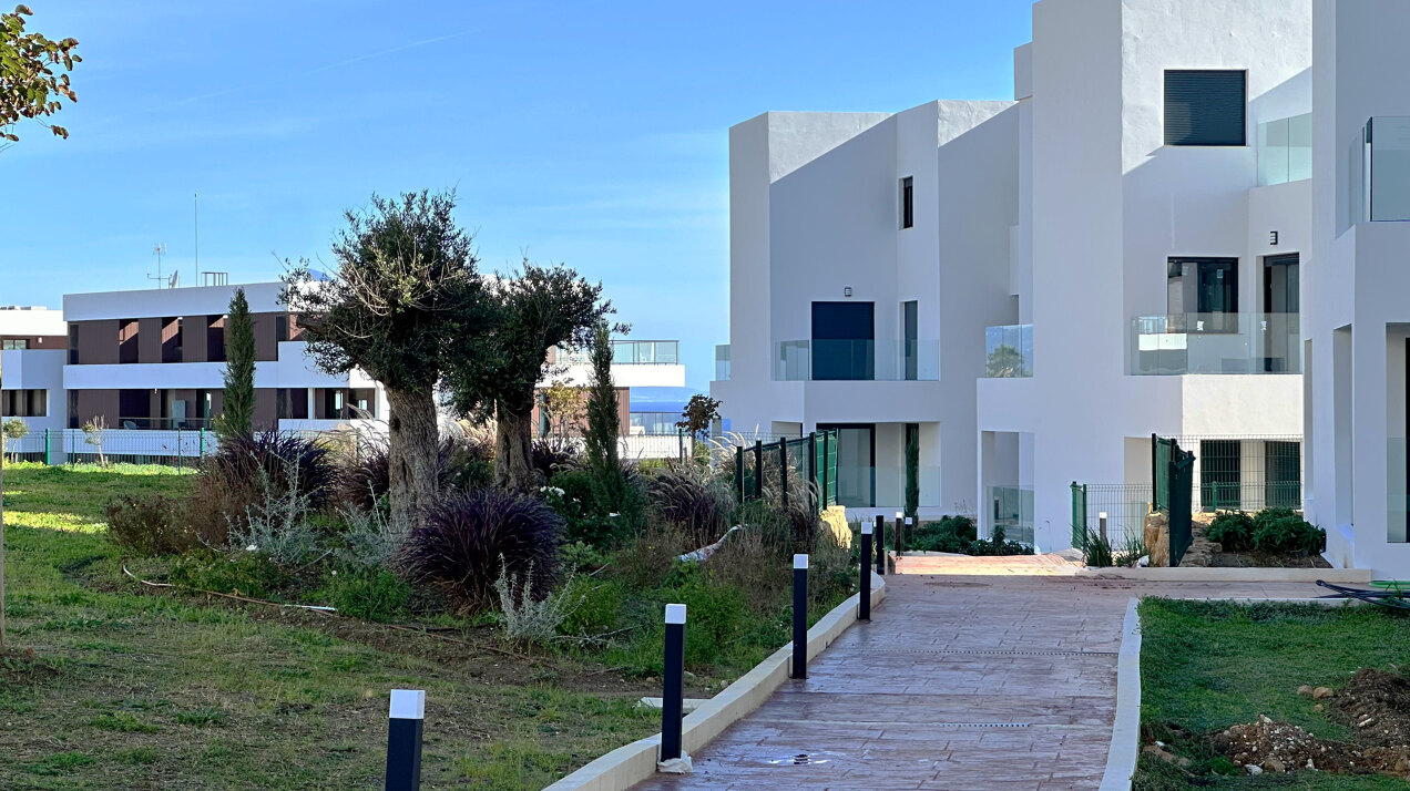 Azata Delmare - Casares Costa - Apartments with spectacular sea views. Strategically located 250m from the beach, Azata Delmare is a complex of 74 apartments of 2 and 3 bedrooms.