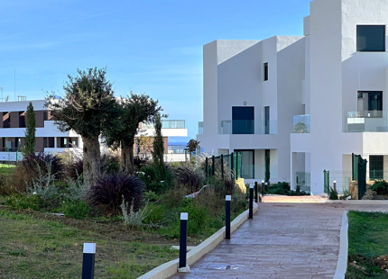 Azata Delmare - Casares Costa. Apartamentos con espectaculares vistas al mar y una ubicación estratégica a 250m de la playa, Azata Delmare es un conjunto de 75 viviendas de 1, 2 y 3 dormitorios.