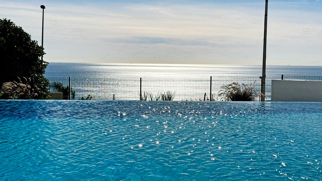 Azata Delmare - Casares Costa - Apartments with spectacular sea views. Strategically located 250m from the beach, Azata Delmare is a complex of 74 apartments of 2 and 3 bedrooms.