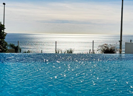 Azata Delmare - Casares Costa. Apartamentos con espectaculares vistas al mar y una ubicación estratégica a 250m de la playa, Azata Delmare es un conjunto de 75 viviendas de 1, 2 y 3 dormitorios.